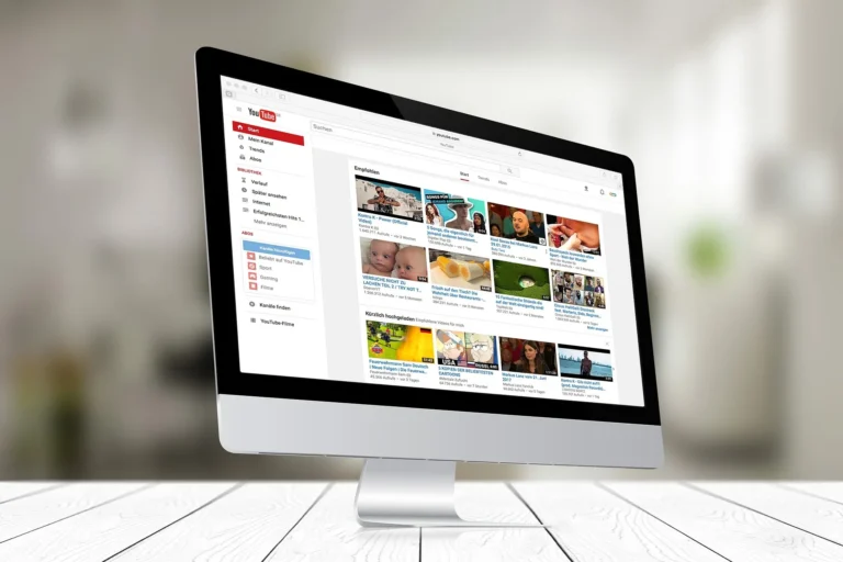 YouTubeのサイトが表示されているパソコン