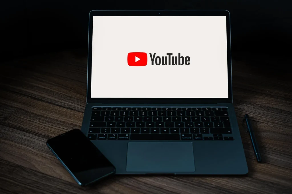YouTubeのロゴが表示されたノートパソコン